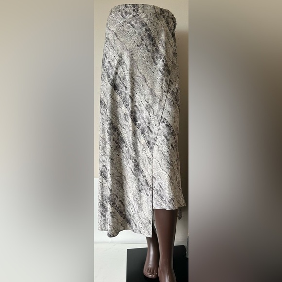 The Limited Dresses & Skirts - NWT THE LIMITED PYTHON PRINT FAUX WRAP SKIRT. HIDDEN ZIP, SKIMS BODY, 18W